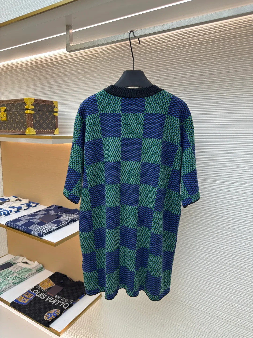LOUIS VUITTON checkerboard woolen short sleeves ●Authentic product: Purchased and developed by 9850 ●Item number: 1680123-A35 ●Fabric: combed cotton yarn ●Technology: Woolen ●Version: Fitted version ●Size: XS-S-M-L ●Description: 100% fully combed cotton yarn is used, and the fabric pieces are woven using a Stoll 14-needle ultra-fine machine imported from Germany worth 47W. It is woven at a parallel and even speed with reference to the original single-sided partial net bottom hanging wool structure. Each piece takes 270 minutes to weave. During weaving, 16 sand spits are used to alternately knit back and forth. The number of knitting rows on a single piece of front clothing is as high as 6352. The newly woven garment has a lot of knots. It requires pure manual thread picking and knot head inspection. Only after random inspection can seam picking and washing be carried out. The overall wiring is straight and delicate. The fabric is comfortable and soft, and the color is consistent with no color difference. It can be matched with the same style to create a fashionable look, and can be used in various occasions. Customized accessories, complete with three standards, the same style for men and women!